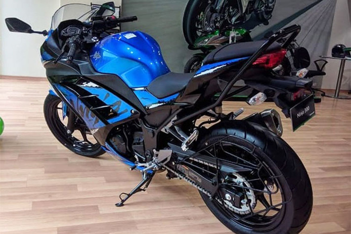 Sức mạnh của Kawasaki Ninja 300 2018 đến từ khối động cơ xy lanh đôi, dung tích 296cc, 8 van, làm mát bằng dung dịch, sản sinh công suất 38,5 mã lực tại tua máy 11.000 vòng/phút và mô men xoắn cực đại 27 Nm tại tua máy 10.000 vòng/phút. Đi kèm hộp số 6 cấp.