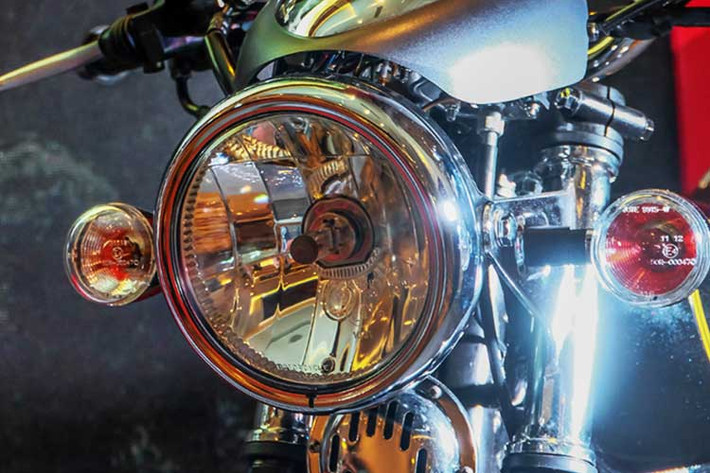 Husky Classic 125cc sử dụng cụm đèn pha phía trước với bóng dạng halogen, phản xa nhiều tầng với hình tròn tạo phong cách cổ điển cá tính. Đèn xi nhan tương tự được thiết kế hai bên kèm lót cao su chống gãy.