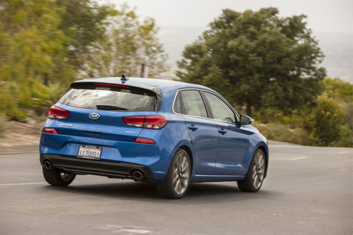 Mẫu Elantra thế hệ thứ 6 ra mắt vào tháng 9/2015 và hiện chưa nhận được sự thay đổi nào, trong khi các đối thủ cạnh tranh đến từ Nhật bản như: Mazda3, Honda Civic, Toyota Corolla Altis liên tục được làm mới.