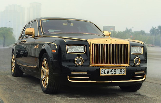 Một chiếc siêu xe sang Rolls-Royce Phantom mạ vàng khác cũng mang biển số "khủng" với biển tứ quý 9 cũng bị bắt gặp khi đang di chuyển trên đường phố Hà Nội.