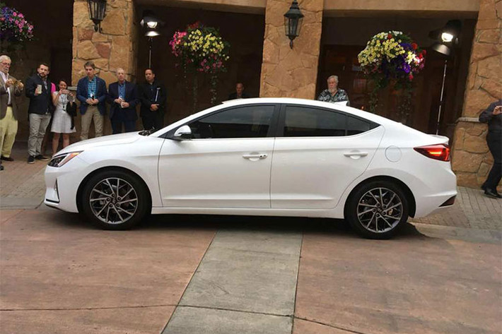 Nhìn chung Hyundai Elantra phiên bản 2019 mang thiết kế sang trọng và tinh tế hơn so với thế hệ trước đây, nhất là khi phong cách của mẫu xe sedan này đã được điều chỉnh trông giống với đàn anh Sonata 2019 hơn.