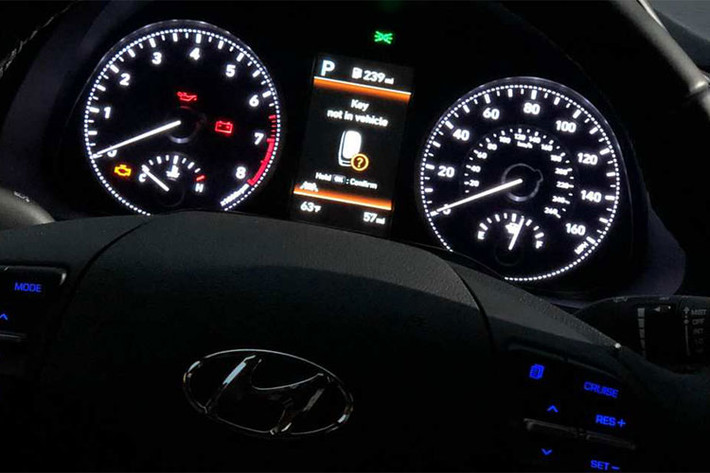 Về các tính năng công nghệ, Elantra 2019 phiên bản nâng cấp sẽ được trang bị các hệ thống an toàn SmartSense, bao gồm: hỗ trợ tránh va chạm phía trước, hỗ trợ giữ làn và báo hiệu chú ý dành cho lái xe.