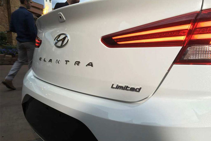 Hyundai Elantra 2019 sở hữu thiết kế ngang hông như cũ, nhưng bộ mâm xe ấn tượng hơn với kiểu đa chấu sang trọng, cản sau mới và được nâng cấp thiết kế cốp xe đẹp mắt hơn, giống với đàn anh Sonata 2019.
