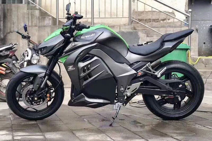 Mới đây, một loại xe máy điện hoàn toàn mới đang được người dùng quan tâm, tuy nhiên không phải là khn ngợi mà chủ yếu là chê bai. Chiếc xe đó chính là một chiếc xe máy điện xuất xứ từ Trung Quốc mang kiểu dáng hết sức hầm hố được làm nhái xe Kawasaki Z1000.