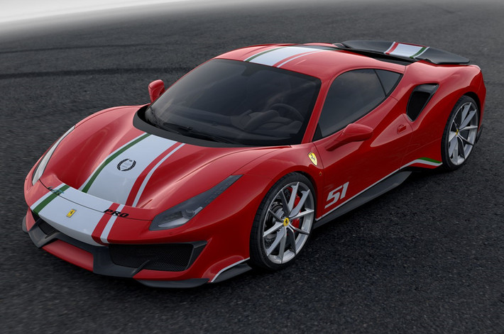 Người mua cũng có thể lựa chọn 4 màu sắc ngoại thất gồm Rosso Corsa, Blu Tour De France, Nero Daytona và Argento Nürburgring.