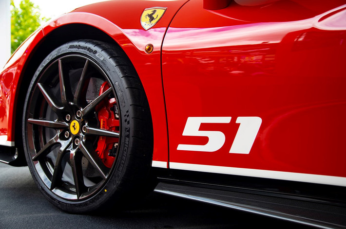 Chiếc Piloti Ferrari 488 Pista có sọc màu quốc kỳ Italy. Chi tiết này trước đây chỉ có trên phiên bản đua của 488 GTE. Các chi tiết khác bao gồm một vòng nguyệt quế kỷ niệm chiến thắng WEC.
