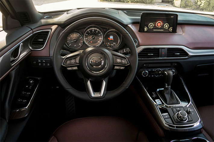 Nếu trả thêm 1.290 USD cho gói thể thao (Sport Package), bạn nhận được những công nghệ bổ sung như cảnh báo chệch làn đường, cảnh báo chuyển làn, đèn pha tự động bật, cảm biến gạt mưa, ga tự động thích ứng, gương sưởi và hàng ghế trước có tính năng sưởi.