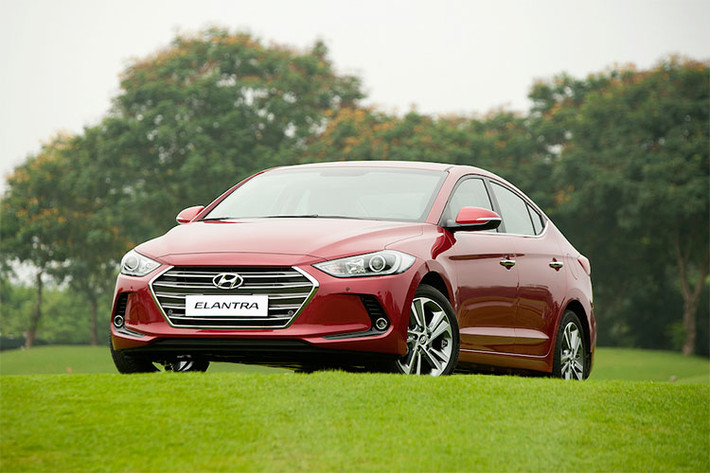 Giống Kia Cerato, mẫu xe sedan Hyundai Elantra đang bán ra tại Việt Nam cũng đang được Hyundai Thành Công phân phối với 3 phiên bản, gồm Elantra 1.6 MT, Elantra 1.6 AT và Elantra 2.0 AT. Trong đó, phiên bản 1.6 MT là bản duy nhất trang bị hộp số sàn 6 cấp.