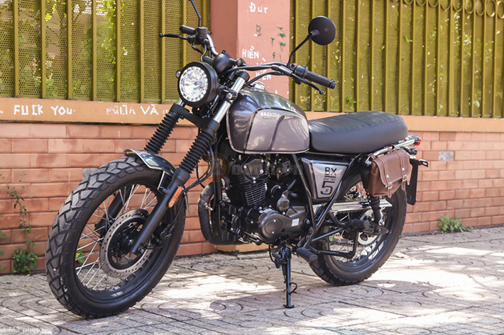 Tại thị trường Việt Nam, Brixton BX125 Classic được bán với giá 47,9 triệu đồng. Mặc dù chưa được trải nghiệm nhưng theo nhiều người tiêu dùng đánh giá - với mức giá cũng như trang bị trên mẫu xe này, nó được xem là khá rẻ so với nhiều mẫu xe khác cùng phân khúc hiện nay. Tuy nhiên người tiêu dùng cũng cần kiểm tra, nghiên cứu kỹ khi mua.