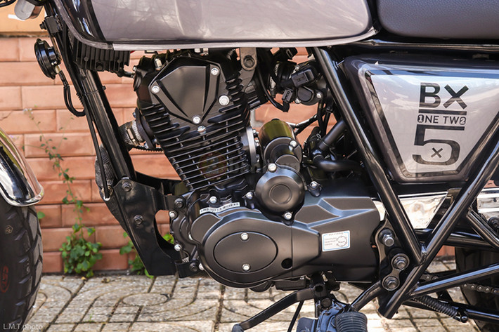 Động cơ này dựa trên cơ sở chiếc xe côn tay cỡ nhỏ Suzuki TSR125 trước đây, giúp xe đạt tốc độ tối đa khoảng 100 km/h và mức tiêu thụ trung bình 2,34l/100 km. Phiên bản động cơ 150cc của chiếc xe chỉ có công suất tăng đúng 0,6 mã lực, đạt 11,7 mã lực.