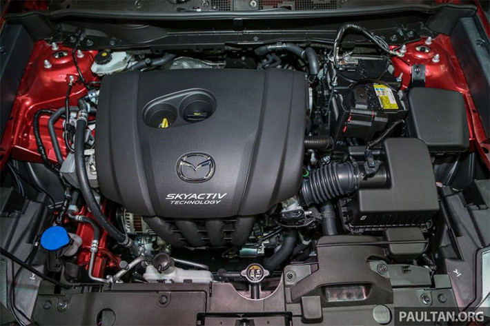 CX-3 mới được trang bị động cơ xăng hút khí tự nhiên SkyActiv-G 2.0 lít 4 xi-lanh đã qua sửa đổi, kết hợp cùng hộp số tự động 6 cấp SkyActiv-Drive, cho ra công suất 151 mã lực tại 6.000 vòng/phút và 204Nm mô-men xoắn cực đại ở 2.800 vòng/phút. Động cơ đã được tinh chế để cung cấp mô-men xoắn trên một phạm vi tua máy rộng hơn.