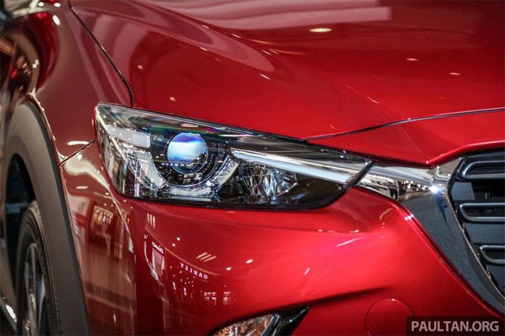 Về mặt thiết bị, Mazda CX-3 bản nâng cấp 2018 sẽ vẫn được trang bị đèn pha tự động dạng LED, đèn sương mù phía trước và đèn hậu full LED.
