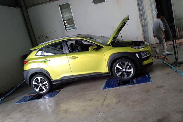 Theo tin đồn, Hyundai Kona 2018 sẽ ra mắt thị trường Việt Nam vào cuối tháng 7 này hoặc đầu tháng 8/2018 tới. Đến quý III năm nay, những chiếc Hyundai Kona 2018 sẽ bắt đầu được giao cho khách hàng tại Việt Nam, thậm chí nó còn sớm hơn so với đối thủ Honda HR-V nhập khẩu.