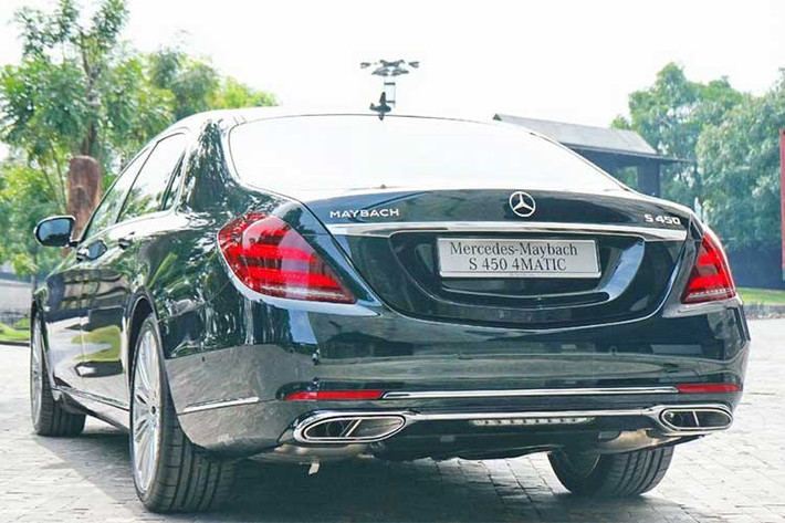 Đặc biệt, trên lưới tản nhiệt còn có logo Maybach. Cản va trước với những chi tiết mạ crôm sáng bóng và thiết kế hoàn hoàn khác biệt so với mẫu xe cũ. Thiết kế đèn pha của Mercedes-Maybach S450 4Matic 2018 giống như phiên bản thường với 3 thanh LED nằm sát nhau. Tuy nhiên, Mercedes-Maybach S450 4Matic 2018 sử dụng đèn pha Multibeam LED.