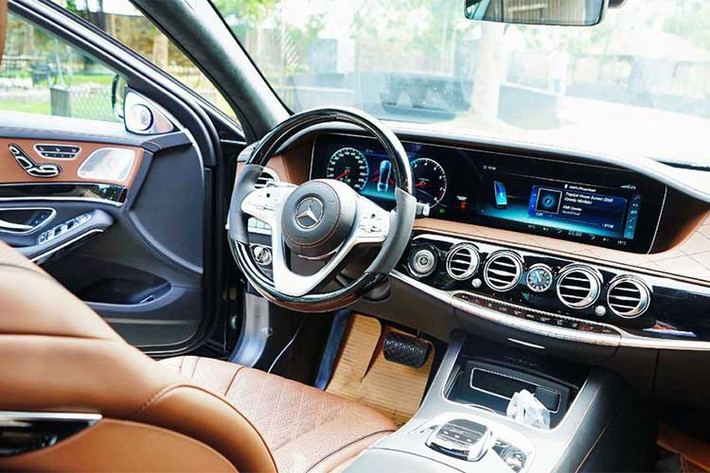 Nội thất của Mercedes-Maybach S450 4Matic 2018 được thiết kế bọc da toàn bộ và khâu hình quả trám sang trọng. Đặc điểm thay đổi dễ nhận thấy nhất là cụm vô lăng 3 chấu thiết kế hoàn toàn mới, trên chấu vô lăng mới xuất hiện dòng chữ “Maybach” riêng.