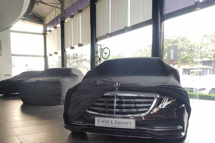 Các đại lý Mercedes-Benz tại Việt Nam hiện đã bắt đầu công bố giá bán chính hãng cho dòng xe S-Class 2018. Theo như đại lý Haxaco, giá bán cụ thể các phiên bản Mercedes-Benz S 450 2018 tại thị trường Việt Nam khoảng 7,2 tỉ đồng (bản S 400 L trước đây có giá 6,999 tỉ đồng).