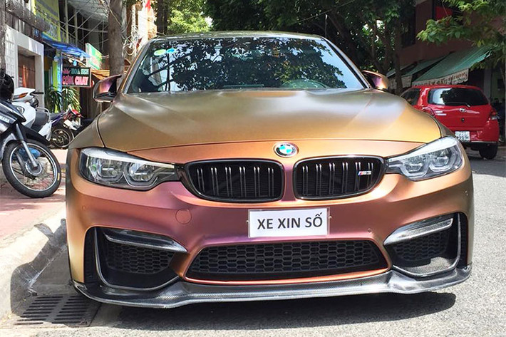 Mới đây, giới mê xe tại Vũng Tàu đã khá bất ngờ khi bắt gặp chiếc sedan hiệu suất cao BMW M3 của Cường Đô la đỗ trước một căn nhà rất quen thuộc của một người yêu xe tại thành phố biển xinh đẹp này. Chủ ngôi nhà này hiện cũng đang sở hữu một chiếc Lamborghini Aventador LP700-4 màu xanh Lemans độc nhất vô nhị tại Việt Nam.