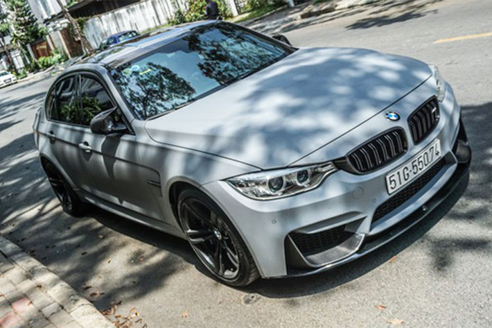 Động cơ kết hợp với hộp số tự động ly hợp kép 7 cấp, nhờ đó, BMW M3 sedan có khả năng tăng tốc từ vị trí xuất phát lên 100km/h chỉ trong thời gian 4,3 giây. Tốc độ tối đa được giới hạn ở mức 250 km/h. Theo BMW, mức tiêu hao nhiên liệu của M3 sedan ở mức 8.3 lít/100km.