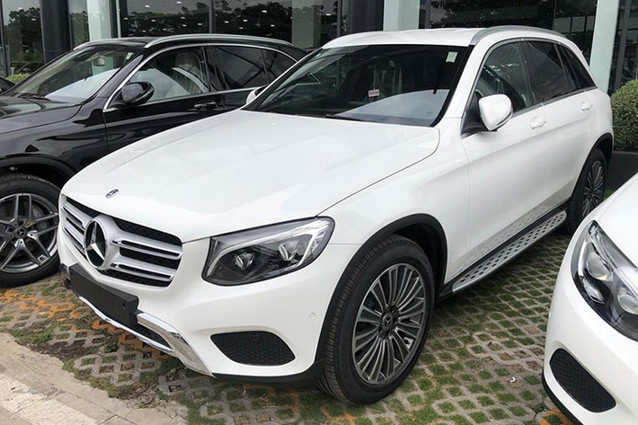 Công nghệ an toàn chủ động trên xe GLC 250 4Matic tại Việt Nam có đèn chiếu sáng LED thích ứng, hỗ trợ phanh, hỗ trợ đỗ xe, cảnh báo mất tập trung, hỗ trợ khởi hành ngang dốc. Hỗ trợ phanh (ABS, BAS), chống trượt khi tăng tốc, ổn định thân xe điện tử và 7 túi khí là trang bị tiêu chuẩn.