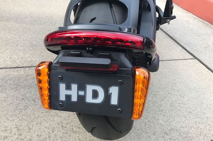 Mẫu xe điện này cũng sở hữu khá nhiều chi tiết thể thao như hệ thống phuộc treo hiệu Showa có khả năng điều chỉnh hoàn toàn từ độ nhún cho đến lực đàn hồi,… Bên cạnh đó, phần bánh trước 17 inch cũng vô cùng bắt mắt với cùm phanh Brembo 4 piston kẹp và cặp đĩa đôi cỡ lớn thay vì vành 18 inch và phanh đĩa đơn.