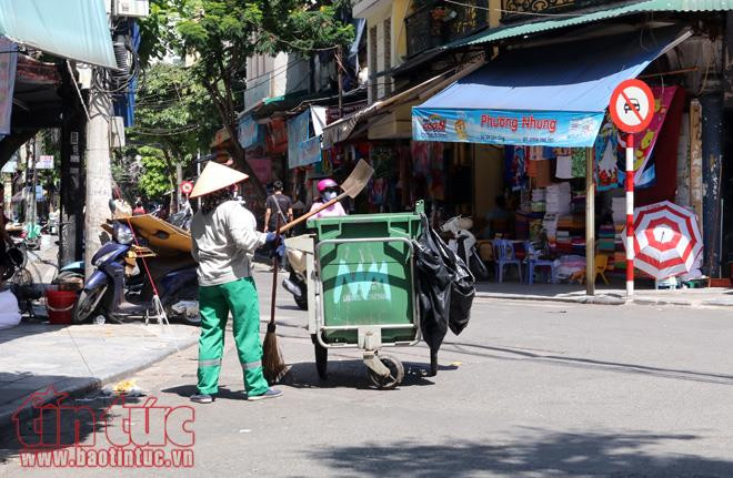 Với đặc thù công việc là thu gom rác thải trên các tuyến phố, cứ đến giờ quy định những công nhân vệ sinh môi trường lại lên đường làm việc dù thời tiết khắc nghiệt.