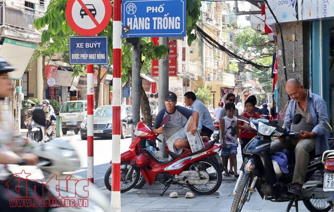 Tận dụng mọi bóng mát để trú nắng khi dừng đèn đỏ.