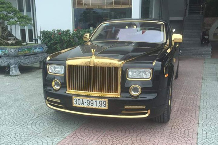 Siêu xe sang Rolls-Royce Phantom rồng vàng - Year of The Dragon vốn là phiên bản giới hạn dành riêng cho thị trường Trung Quốc với chỉ 33 chiếc đuợc sản xuất. Tuy nhiên, bằng sự đam mê của mình, giới nhà giàu Việt vẫn kịp sở hữu khoảng 6 chiếc. Một số người không mua được phiên bản này đã tìm cách độ lại, 1 trong số đó phải kể đến chiếc Phantom đời cũ của một doanh nhân Hà Nội.