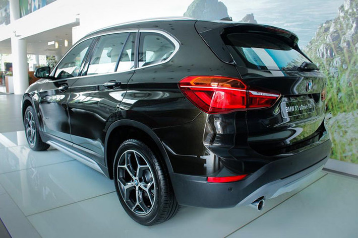 Ngoài ra, BMW X1 sDrive 18i 2018 còn được trang bị đèn LED chiếu sáng tự động. Cụm đèn hậu phía sau cũng sử dụng bóng LED và có thiết kế sắc nét, ôm theo vóc dáng của xe. Ở phía sau, phần đuôi của X1 một lần nữa lại gợi nhớ tới chiếc X5 với các chi tiết được sắp xếp tương tự.