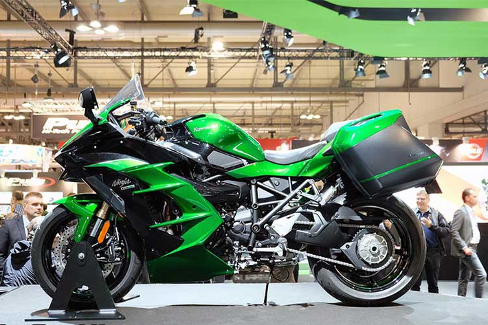 Được trình làng tại triển lãm EICMA ở Milan, Italy, vào cuối tháng 10/2017, siêu môtô Kawasaki H2 SX phiên bản đường trường 2018 sẽ được tung ra Malaysia vào năm 2018. Tuyên bố này mới được Datuk Jeffrey, tổng quản lý của Kawasaki Motors Malaysia cho biết trong khóa đào tạo lái an toàn của Kawasaki tại trường lái Sepang Go-Kart.