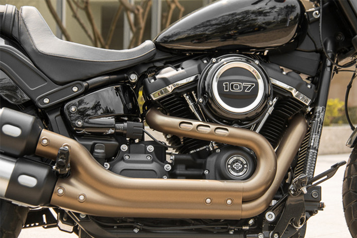 Harley-Davidson Fat Bob phiên bản 2018 mang trên mình khối động cơ V-twin Milwaukee-Eight 107 dung tích 1.750cc, hệ thống phun xăng điện tử ESPFI truyền tải mô-men xoắn cực đại 161,3 Nm đến bánh sau qua bộ truyền động dạng dây cu-roa và hộp số 6 cấp.