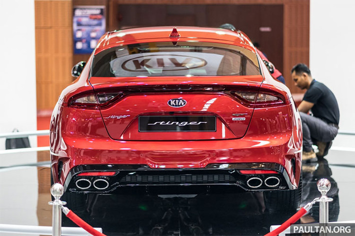 So với BMW 4 Series Coupe cùng mọi mẫu xe cùng phân khúc như Audi A5 Sportback, Infiniti Q50... trục cơ sở của xe lớn hơn hẳn với chiều dài lên tới 2,9 m, đem tới cho Stinger GT vẻ ngoài năng động. Thậm chí trục cơ sở của xe còn dài hơn cả Lexus GS lẫn Mercedes CLS - những mẫu sedan/coupe 4 cửa ở phân khúc trên.