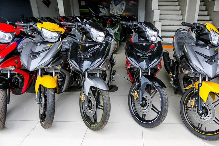 Tại thị trường Việt Nam, mẫu xe côn tay Yamaha Exciter màu mới từng ra mắt vào cuối năm 2017 hiện có giá 45,6 triệu đồng. Như vậy, mẫu xe MX King có giá đắt hơn phiên bản lắp ráp tại Việt Nam vài triệu đồng.