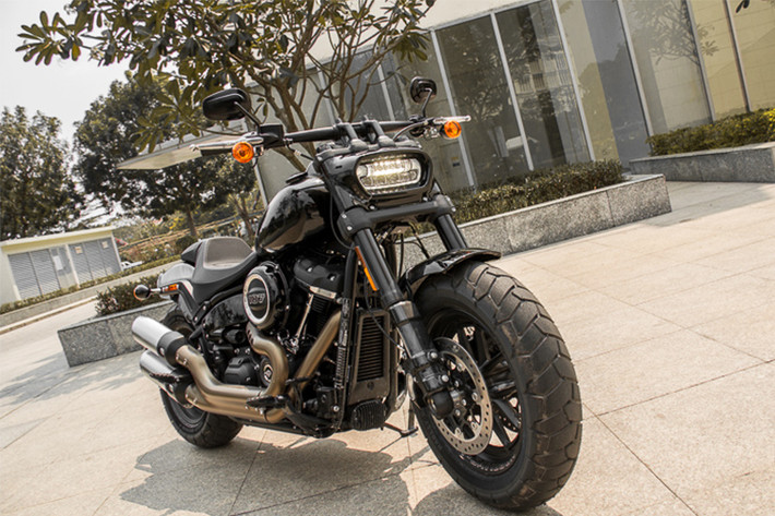 Vẫn còn dáng dấp của thế hệ trước do Fat Bob có nguồn gốc xuất thân từ dòng softail của Harley-Davidson, nhưng phiên bản Harley-Davidson Fat Bob 2018 lại ấn tượng hơn rất nhiều nhờ thiết kế mới đầy cấp tiến.