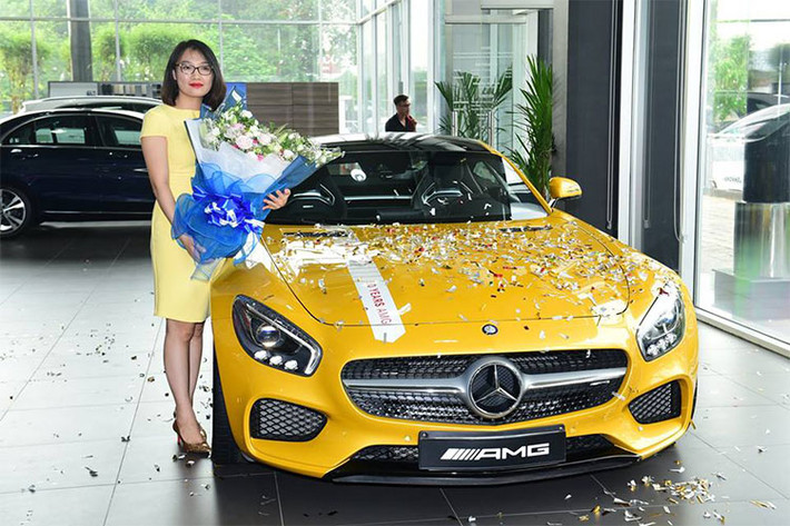 Một đại lý Mercedes-Benz chính hãng tại TP HCM vừa tổ chức buổi bàn giao xe cho một khách hàng khá đặc biệt. Vị khách này cùng lúc mua đến 2 chiếc xe, 1 trong số đó đáng chú ý là siêu xe Mercesdes-AMG GT S màu vàng từng được giới thiệu đến các khách hàng Việt lần đầu tiên vào hồi đầu tháng 1/2015 - tuy nhiên mức giá bán sẽ được giấu kín.