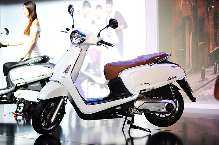 Kymco Like 125 mới sở hữu kích thước dài x rộng x cao lần lượt là 1.935mm x 690mm x 1.145mm. Tổng trọng lượng khô là 115kg và dung tích bình xăng 7 lít. Do là dòng xe dành cho phái đẹp, nên mẫu xe tay ga mới này có thiết kế khá thời trang, hiện đại và có một chút hoài cổ (retro).