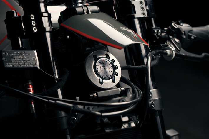 Bên cạnh đó, XSR900 bản độ còn được tối giản về trọng lượng nhờ sử dụng các loại vật liệu nhẹ. Tay lái xe được thay thế bằng sản phẩm ABM Multiclip. Giảm xóc trước, sau đều được chỉnh sửa và thay thế.