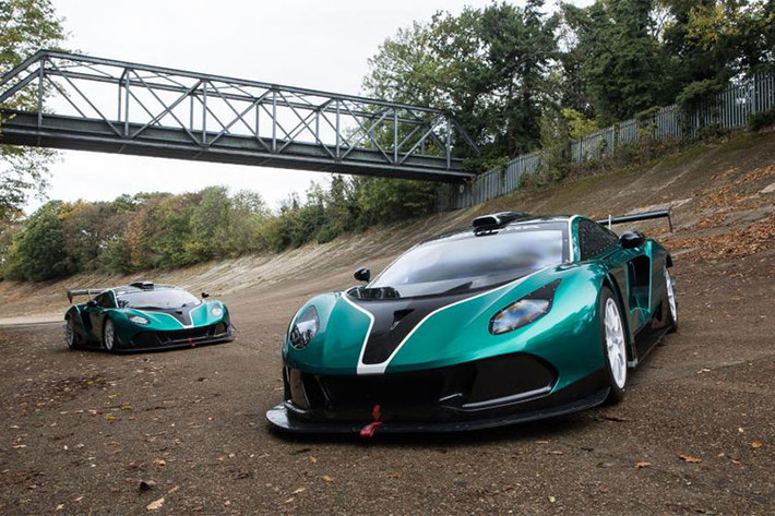 Arrinera là một hãng siêu xe của Ba Lan được thành lập từ năm 2008. Chiếc Hussarya GT được bình chọn là chiếc xe nổi bật nhất của Ba Lan, nó giống như một Lewandowski phiên bản 4 bánh. Xe trang bị động cơ 6,2 lít V8 đặt giữa, dẫn động bánh sau và hộp số 6 cấp. Tốc độ tối đa của Arrinera Hussarya GT là 250-260 km/h và công suất đạt 430 mã lực.