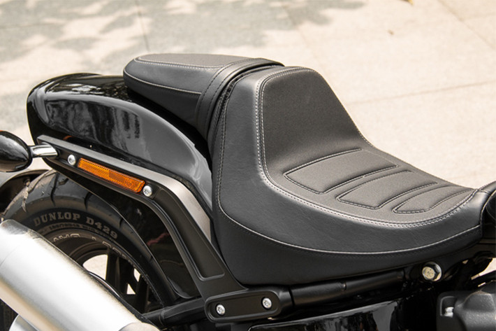 Mặt đồng hồ của Fat Bob 2018 được tích hợp ở đầu bình xăng, giúp phần ghi đông thoáng hơn, gọn hơn và linh hoạt hơn rất nhiều. Bình xăng với dung tích 13.6L và trọng lượng khô đạt 296 kg, yên xe thiết kế dạng liền nhưng mang kiểu dáng thể thao hơn so với phiên bản trước đây.