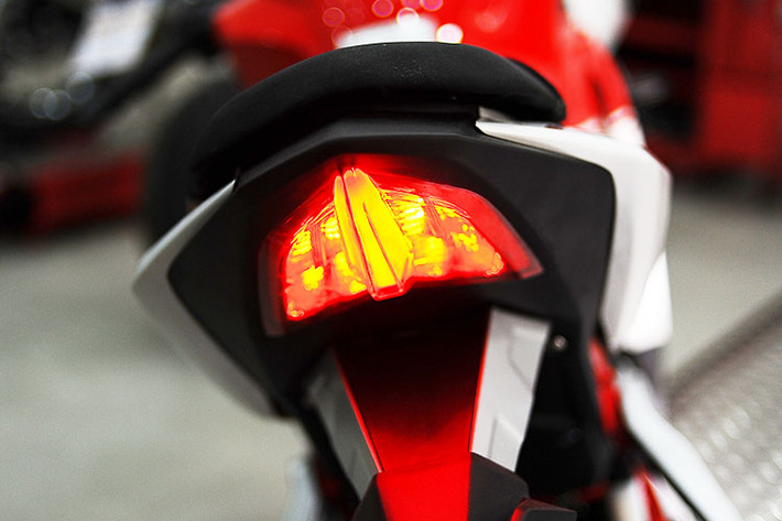 GPX Demon 150RG cũng sở hữu thiết kế khung dạng Trellis hoàn toàn mới mang phong cách Ducati Panigale, yên xe được thiết kế hai tầng với trọng tâm hạ thấp phía trước và sau nhô cao. Cụm đèn hậu phía sau được tách rời dạng full led với xi nhan hạ thấp khá hấp dẫn.