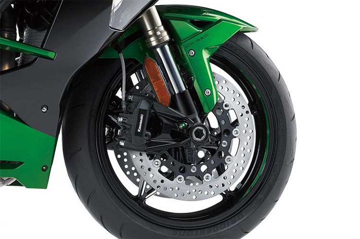 Với mục đích giảm giá thành, Ninja H2 SX 2018 không được trang bị những phụ tùng cao cấp như "người anh em" Ninja H2 của mình. Cụ thể, hệ thống giảm xóc của Ninja H2 SX là loại thường, không phải phuộc điện tử. Phanh trước của Ninja H2 SX chỉ là phanh 4 piston của Nissin, thay vì phanh Brembo M50 như trên Ninja H2.