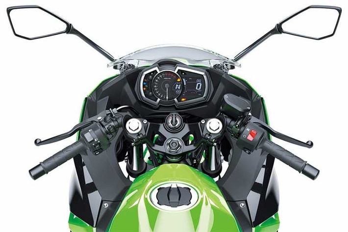 Kawasaki Ninja H2 SX được bổ sung hàng loạt công nghệ mới như đèn pha LED tự động thay đổi góc chiếu, phần đầu nhìn ngầu hơn. Khung sườn mắt cáo của xe tương tự H2 nhưng trục cơ sở dài hơn đôi chút, tay lái thiết kế cao hơn để phù hợp công năng của một mẫu xe di chuyển đường dài.
