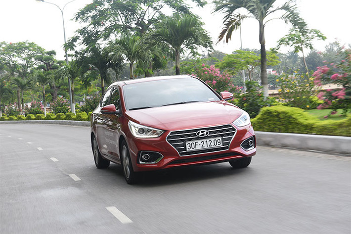 Với một mẫu xe sedan cỡ B như Hyundai Accent, việc lắp trang bị Cruise Control tạo nên một lợi thế đáng kể. Tính năng này được các đội thi áp dụng triệt để khi xe chạy trên đường cao tốc hoặc đường quốc lộ vắng vẻ. Tốc độ giữ nguyên với vòng tua máy không đổi sẽ giúp đồng hồ điện tử đo hao nhiên liệu trên xe hiển thị khá thấp, chỉ từ 5,0 đến 5,5 lít/100km.