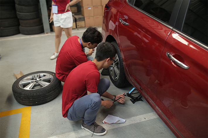 Sau Hà Nội là đến Hải Dương, chúng tôi được trải nghiệm thay lốp xe tại đại lý Hyundai Thành Công. Quả thực là dù sở hữu xe, cũng như làm nghề về xe nhưng không phải ai cũng đã từng 1 lần phải thay lốp, cho nên đây là phần thi khá thú vị. Riêng với việc xác định điểm đặt kích cũng khiến cả 4 thành viên bối rối, nhưng cuối cùng cũng hoàn thành xuất sắc.