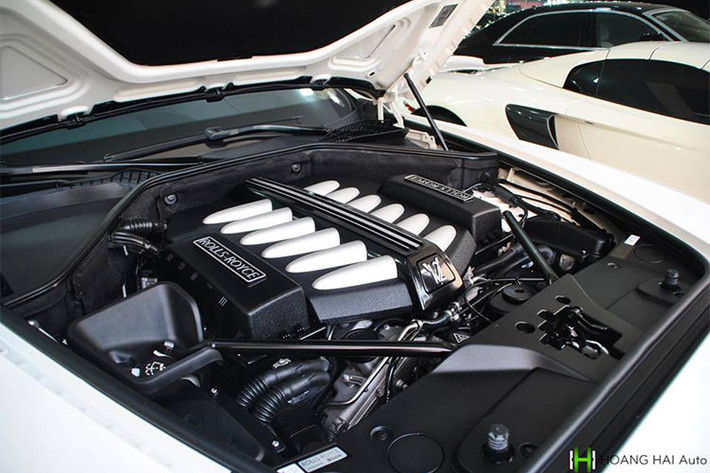 Dưới nắp ca-pô, Rolls-Royce Wraith được trang bị động cơ W12 tăng áp kép, dung tích 6.6L, công suất 624 mã lực, mô-men xoắn 800Nm. Đi kèm với hộp số tự động ZF 8 cấp, xe có thể tăng tốc từ 0-100km/h trong vòng 4,4 giây, trước khi đạt tốc độ tối đa giới hạn ở 250 km/h.