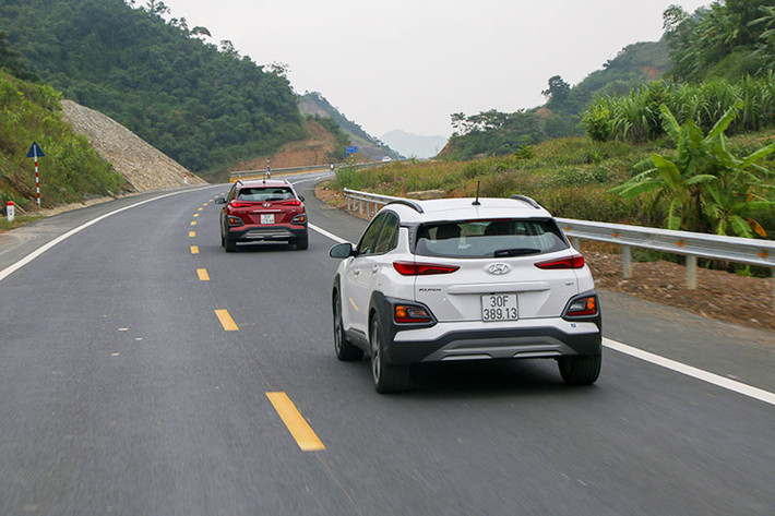 Cầm lái Hyundai Kona 1.6 Turbo 2018 - sở hữu mô-men xoắn cực đại đạt được ngay từ vòng tua 1.500 vòng/phút, và công suất cực đại ở 5.500 vòng/phút, phiên bản này khiến người lái cảm thấy khá bất ngờ khi xe có thể bứt tốc và vượt qua những phương tiện khác một cách dễ dàng. So sánh với một số đối thủ cùng phân khúc, xe nhỉnh hơn khá nhiều.
