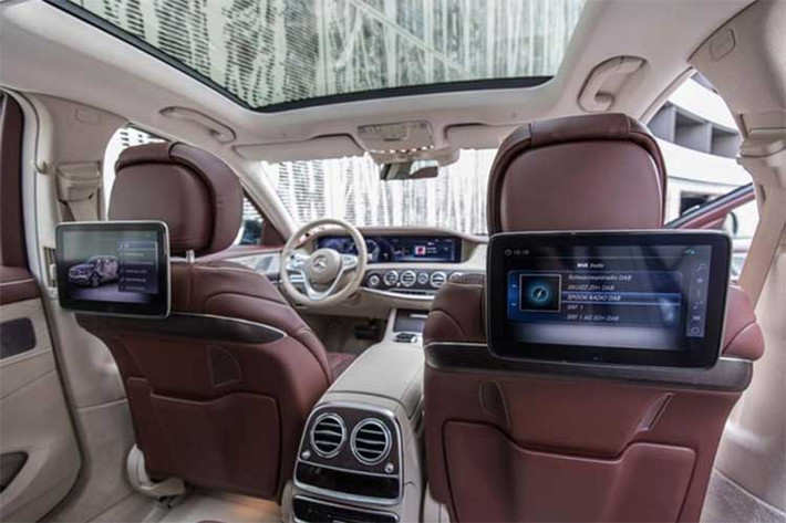 Về an toàn, S-Class 2018 có hàng loạt công nghệ hiện đại như hỗ trợ chuyển làn đường thích ứng, hỗ trợ duy trì làn đường thích ứng, hỗ trợ giới hạn tốc độ thích ứng, hỗ trợ nhận diện biển báo đường, hỗ trợ giảm tốc độ thích ứng, hỗ trợ dừng khẩn cấp thích ứng, hỗ trợ phanh thích ứng, hỗ trợ đánh lái, phát hiện điểm mù thích ứng, hỗ trợ đỗ xe và đỗ xe từ xa.