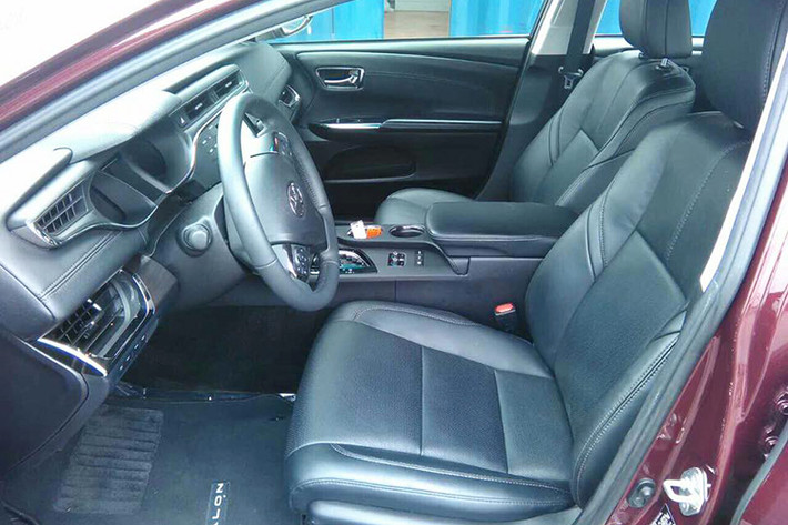 Điểm nổi bật của mẫu xe Toyota Avalon Hybrid thế hệ mới nằm ở khoang nội thất chất lượng bậc nhất mà Toyota từng trang bị cho một chiếc sedan - rộng rãi, tiện nghi và đem lại cảm giác của một chiếc xe hạng sang. Bảng điều khiển trung tâm đẹp mắt với chất liệu nhám chống bám vân tay và cho cảm giác trang nhã.