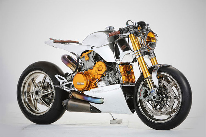 Sau gần 4 tháng, chiếc siêu môtô Ducati Panigale 1199 S đã hoàn toàn "lột xác" trở thành một chiếc Cafe Racer cực kì "sang chảnh" với khối màu chủ đạo là vàng và crome. Bản độ được thiết kế và hoàn thiện bởi nhà thiết kế đình đám Holographic Hammer và được đặt tên là Panigale CR.