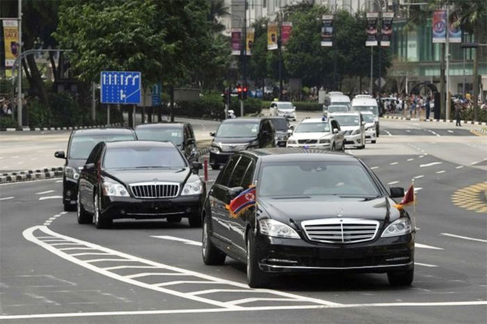 Chiều ngày 10/6, nhà lãnh đạo Triều Tiên, Kim Jong Un đã có mặt tại Singapore, sớm hơn 2 ngày so với ngày khai mạc hội nghị thượng đỉnh Mỹ - Triều. Trong cuộc gặp lịch sử lần này, ông Kim Jong Un tiếp tục sử siêu xe sang Mercedes-Benz S600 Pullman Guard đặc chủng chống đạn.