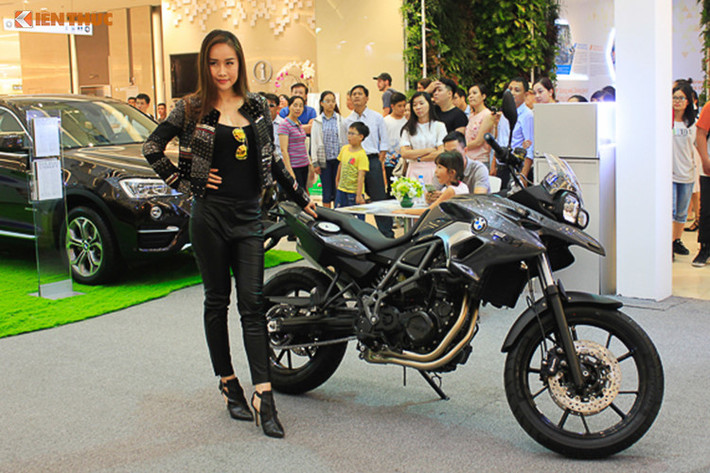 Với đặc điểm yên thấp tăng khả năng cơ động và sử dụng hàng ngày. F700 GS được trang bị động cơ 02 xy-lanh dung tích 800cc làm mát bằng dung dịch, đi kèm với hộp số 6 cấp, áp dụng tiêu chuẩn trang bị ABS và những chọn lựa thêm như ổn định thân xe ASC, giảm xóc điện tử ESA...